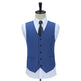 Gilet bleu avec chemise blanche et cravate rayée sur un mannequin sur fond blanc
