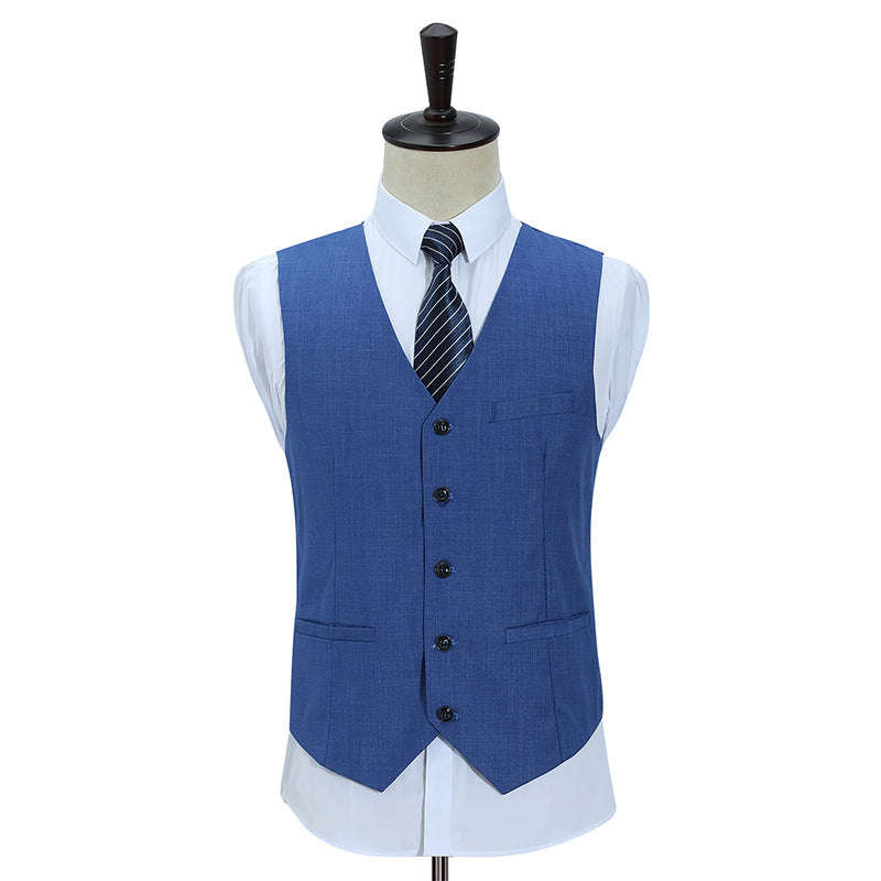 Gilet bleu avec chemise blanche et cravate rayée sur un mannequin sur fond blanc
