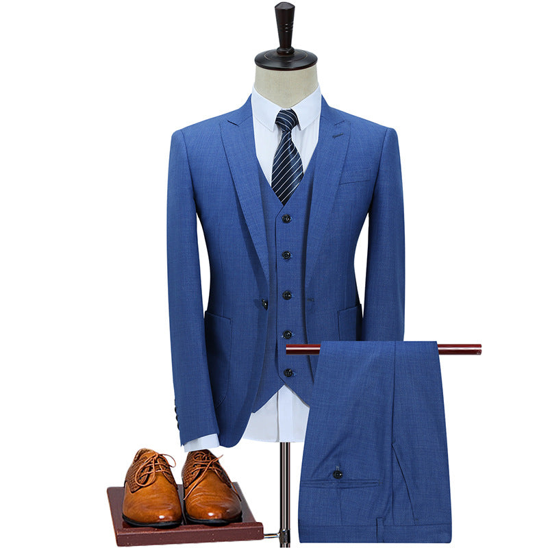 Costume bleu sur un mannequin avec des chaussures marron sur fond blanc
