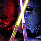 Deux sabres laser avec lames colorées sur un paysage rocheux et extraterrestre en arrière-plan.