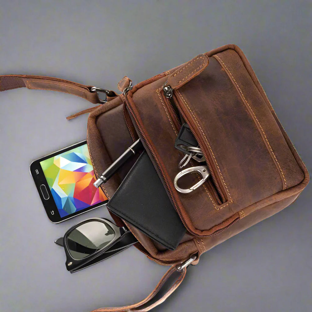 Bolso Mini Messenger de Cuero Greenwood. Bolso compacto de cuero encerado Pull-Up para aventuras urbanasEX-STOCK Canada 