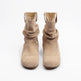 Paire de bottines beiges sur un fond blanc