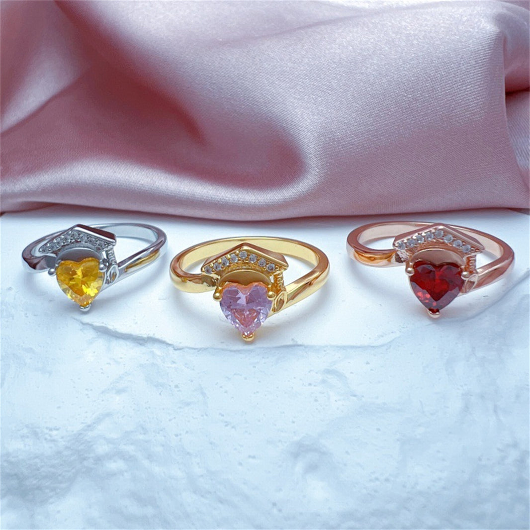 Bague de fin d'études avec pierre de naissance – Bague de chapeau de graduation en zircon en forme de cœur | Argent, Or et Or Rose | Tailles 5–11