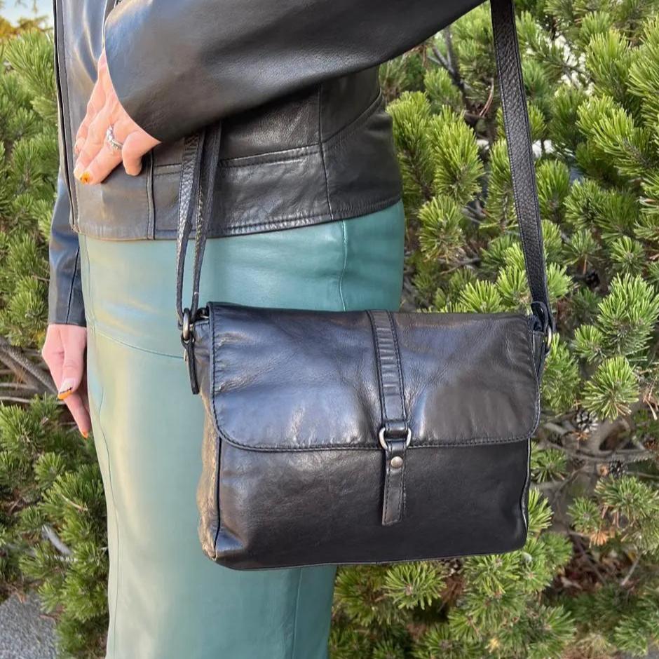 Bolso bandolera de cuero para mujer MET con cierre a presión y borlaEX-STOCK Canada 