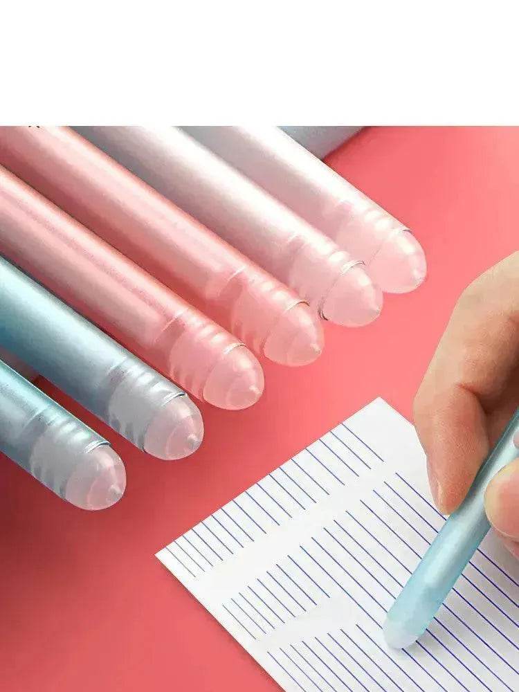 Les élèves de l'école primaire utilisent un stylo gel effaçable pour frotter le stylo magique facile à effacer Sassafras - EX-STOCK Canada