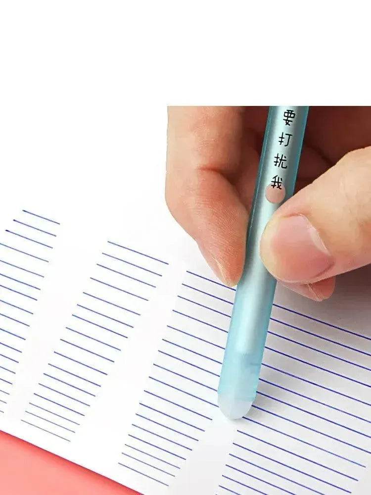 Les élèves de l'école primaire utilisent un stylo gel effaçable pour frotter le stylo magique facile à effacer Sassafras - EX-STOCK Canada