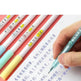 Les élèves de l'école primaire utilisent un stylo gel effaçable pour frotter le stylo magique facile à effacer Sassafras - EX-STOCK Canada