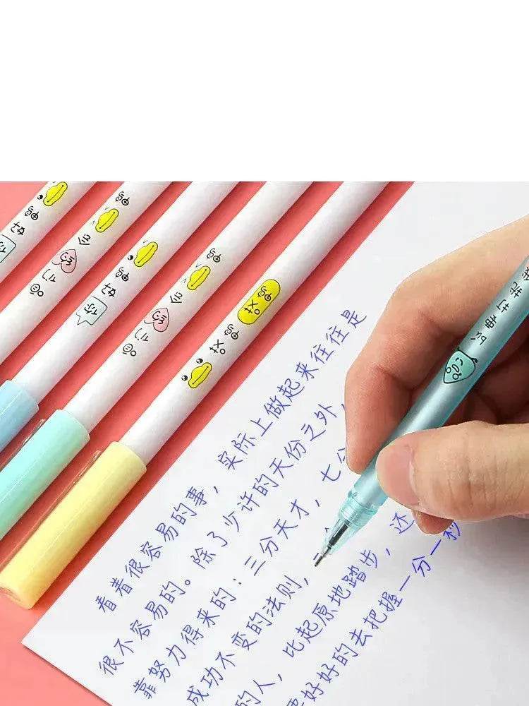 Les élèves de l'école primaire utilisent un stylo gel effaçable pour frotter le stylo magique facile à effacer Sassafras - EX-STOCK Canada