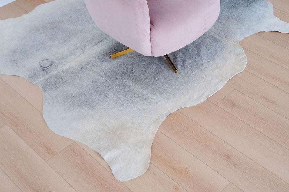Grand tapis en peau de vache gris clairEX-STOCK Canada 
