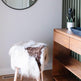 VANI - Tabouret en peau de mouton mélangée, laine boucléeEX-STOCK Canada 