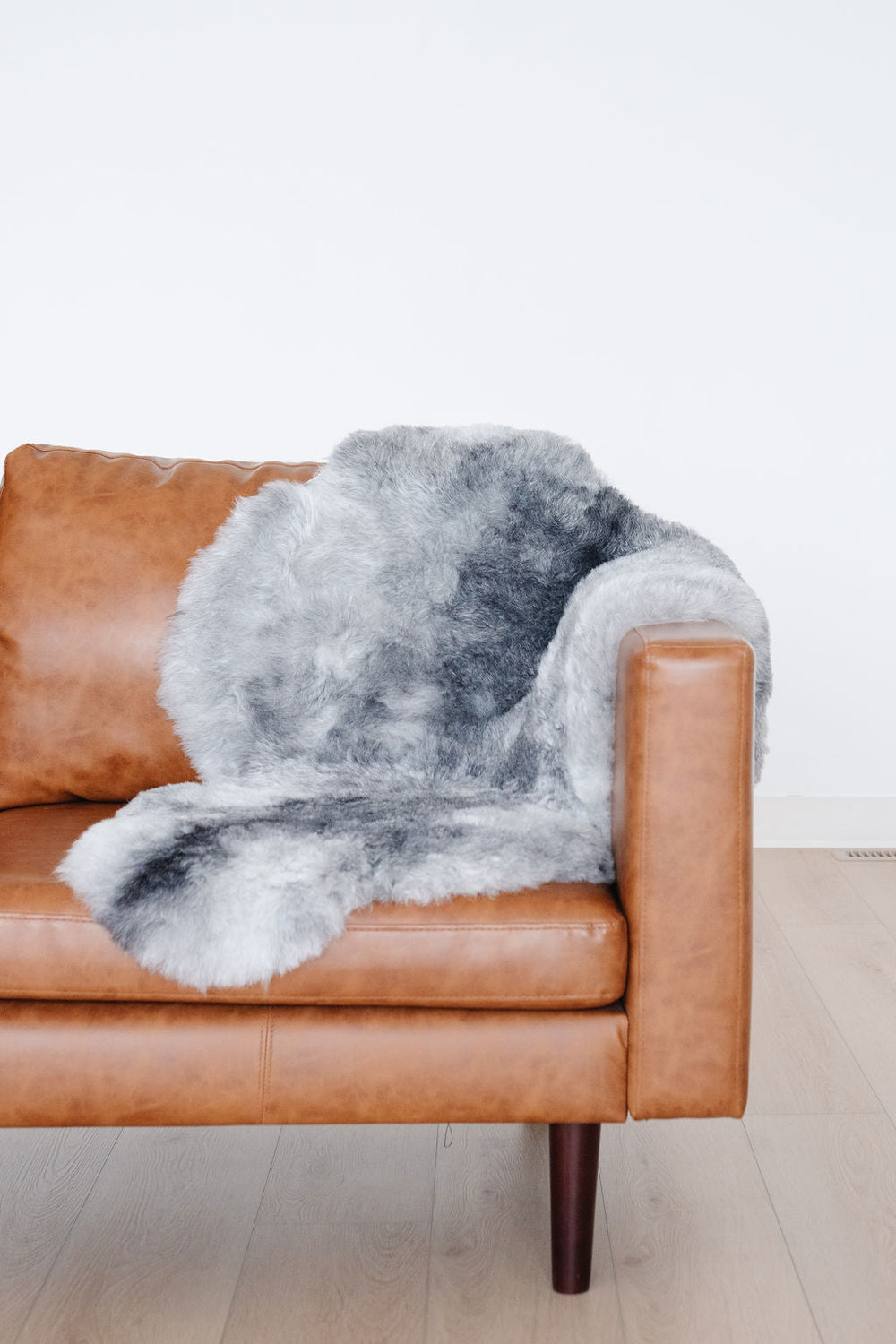 Peau de mouton islandaise grise naturelle tonéeEX-STOCK Canada 