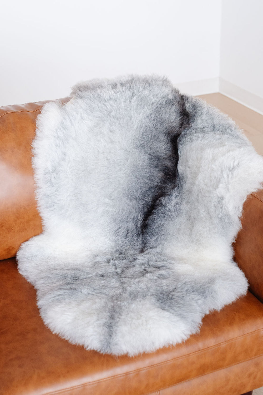 Peau de mouton islandaise grise naturelle tonéeEX-STOCK Canada 