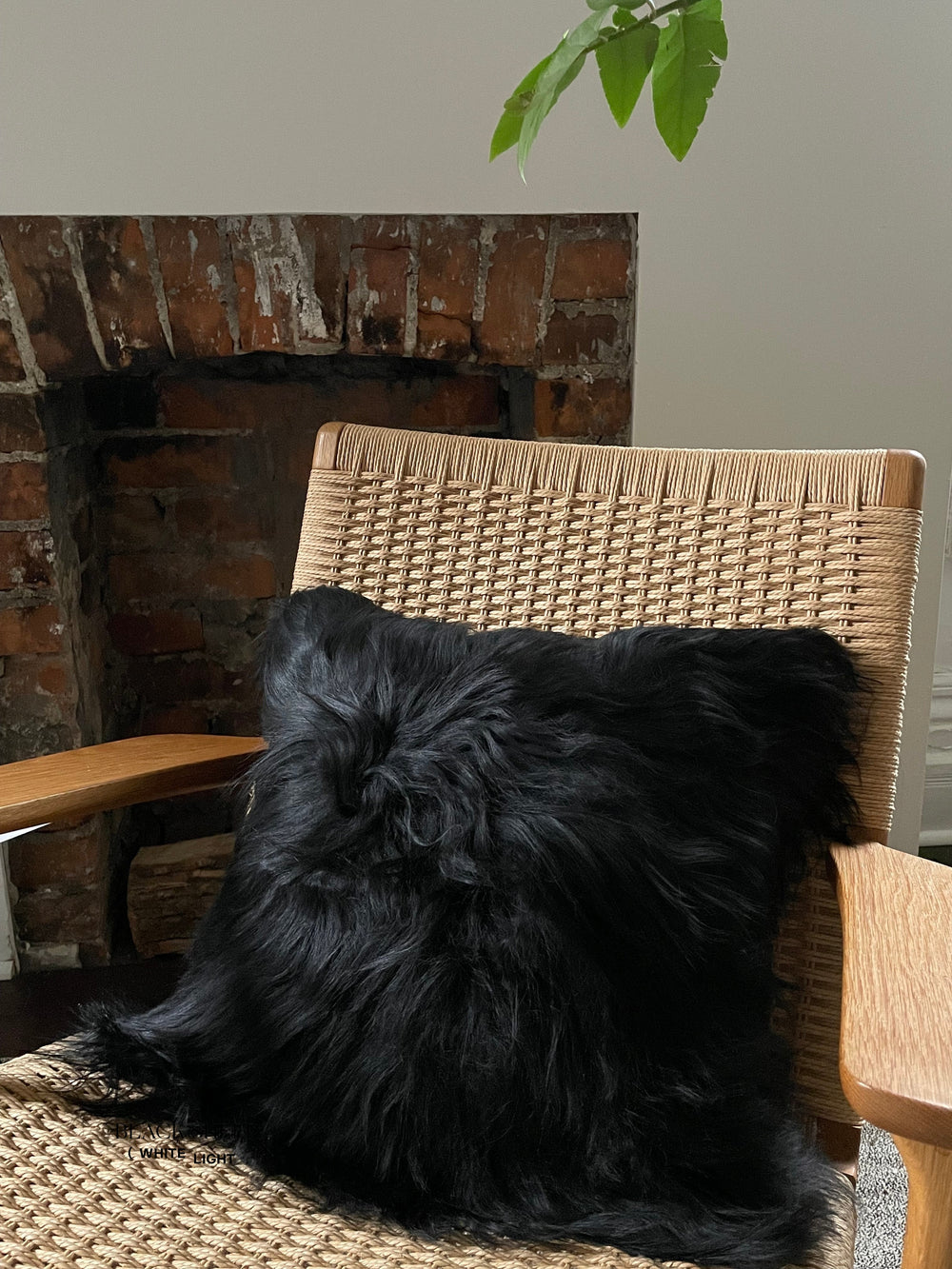 Housse de coussin carrée en peau de mouton islandaise noireEX-STOCK Canada 