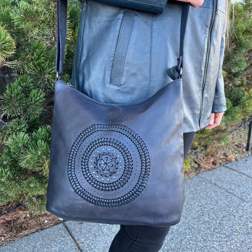 Sac fourre-tout en cuir MET Floral Stitch avec bandoulière réglableEX-STOCK Canada 