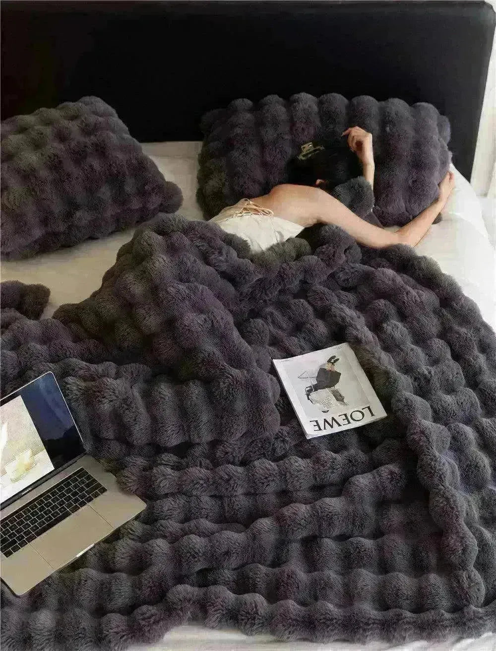 Polyester Carpet Rabbit Bubble Velvet Thickened Nap Quilt Blanket - EX-STOCK CANADA
