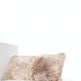 Housse de coussin en peau de mouton islandaise ton taupe carré raséEX-STOCK Canada 