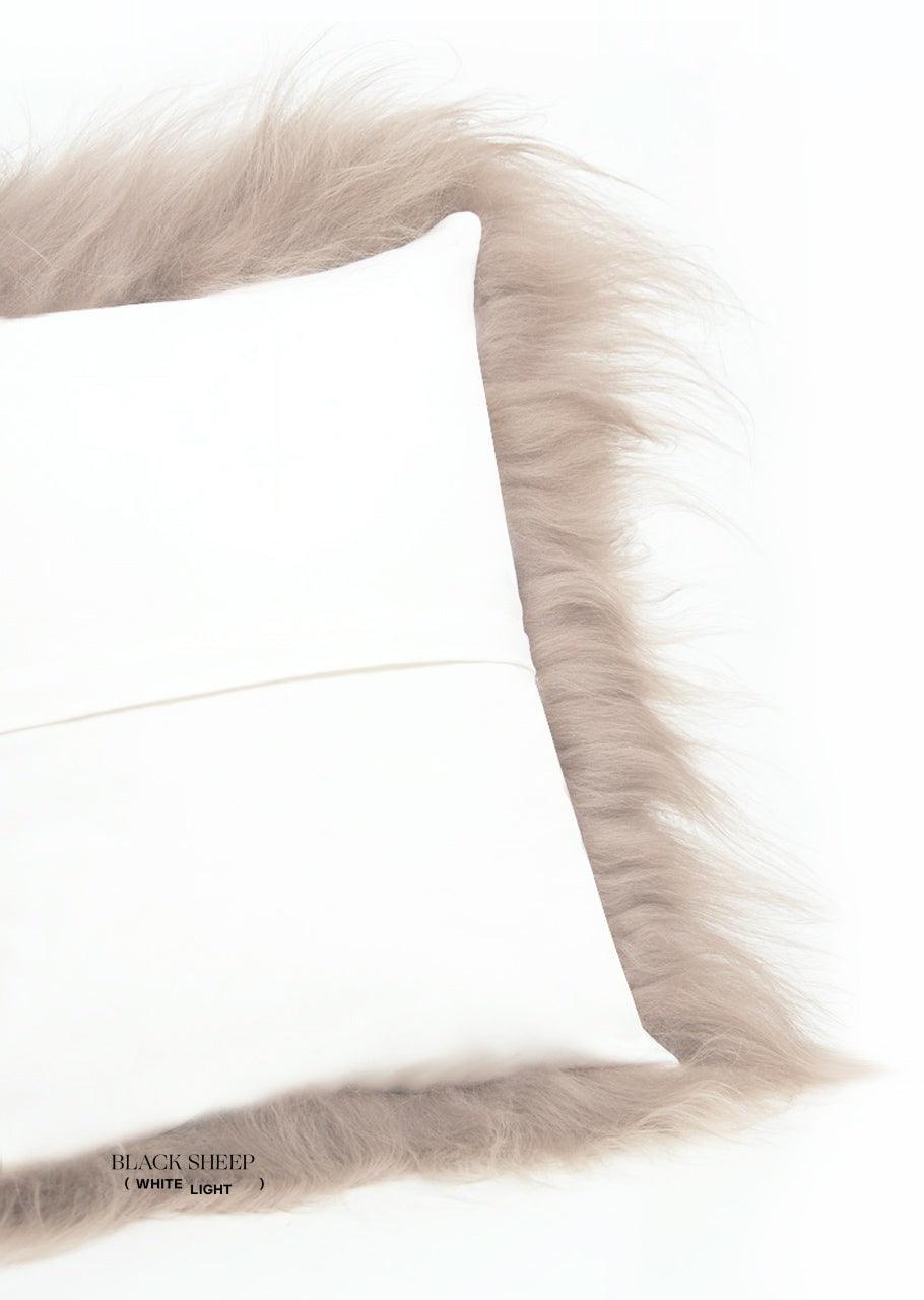 Housse de coussin carrée en peau de mouton islandaise taupeEX-STOCK Canada 