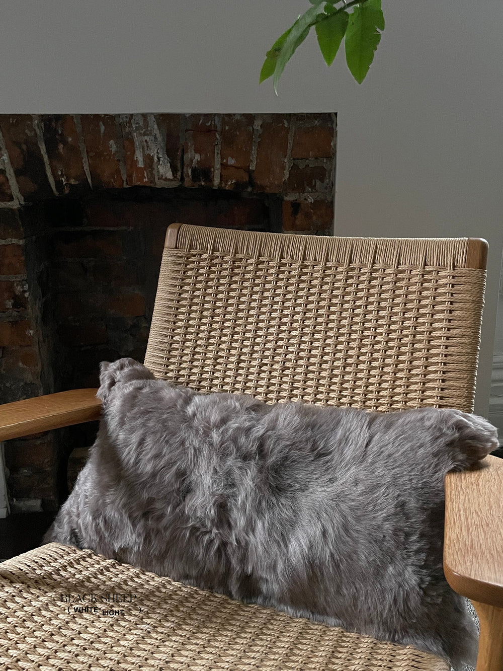 Housse de coussin en peau de mouton islandaise ton taupe carré raséEX-STOCK Canada 