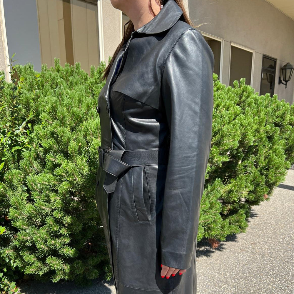 Trench-coat classique en cuir pour femmes. Fermeture à boutons croisés avec ceinture réglable 