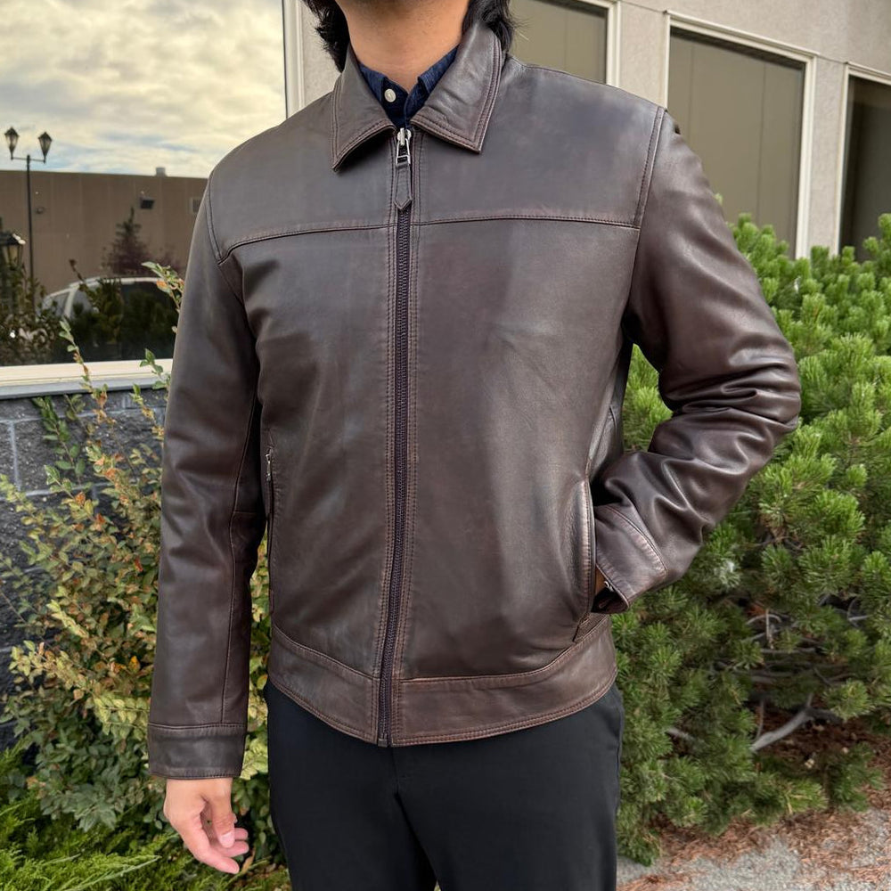 Chaqueta de cuero de cordero para hombre. Color marrón, corte clásico, con cremallera completa y bolsillos lateralesEX-STOCK Canada 