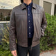 Chaqueta de cuero de cordero para hombre. Color marrón, corte clásico, con cremallera completa y bolsillos lateralesEX-STOCK Canada 