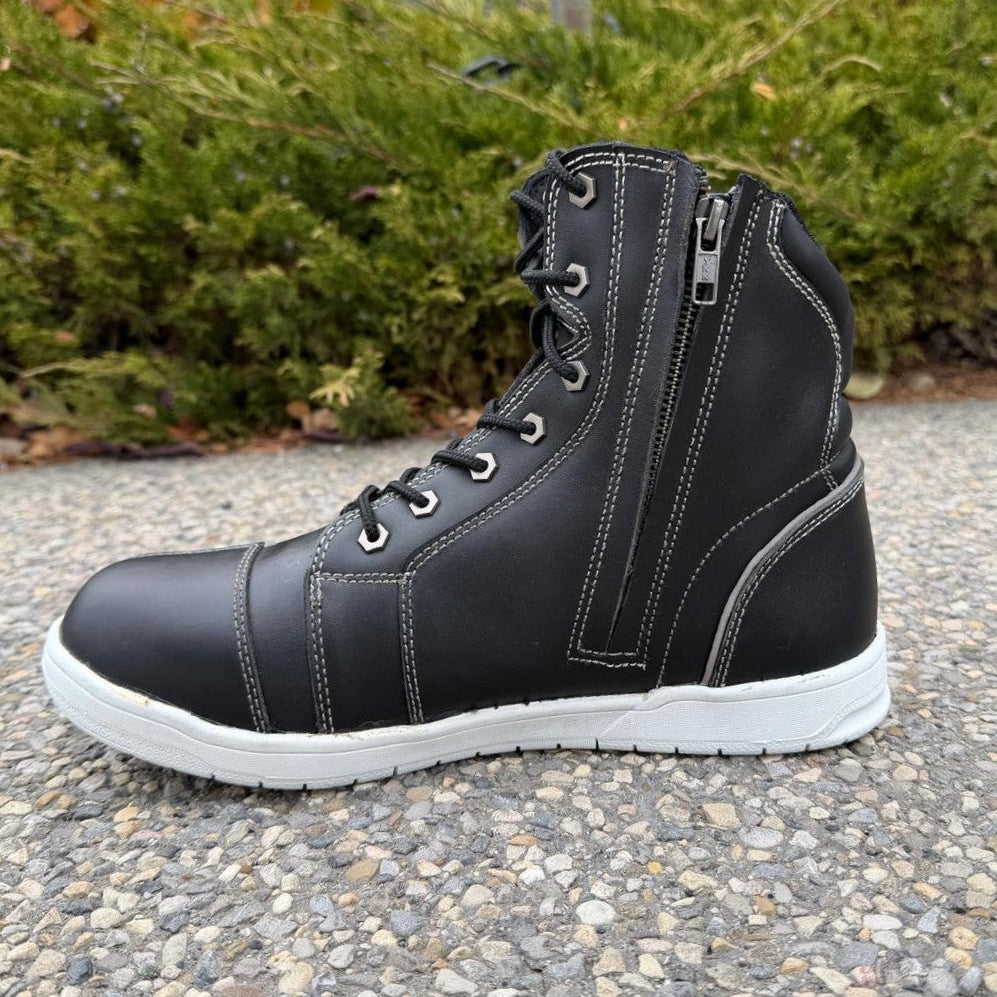 Bottes Biker Sneakers pour hommes. Cuir de vache noir avec semelle blanche, lacets et fermeture éclair latéraleEX-STOCK Canada 