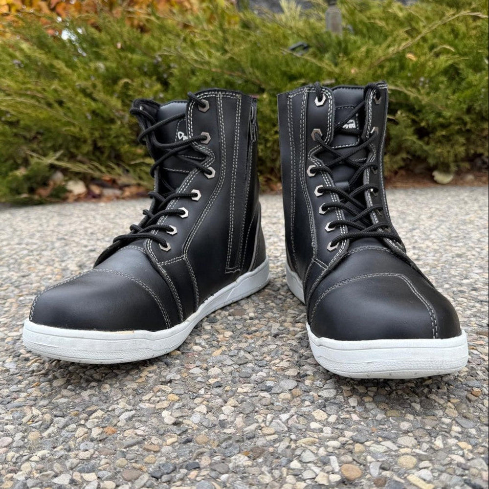 Bottes Biker Sneakers pour hommes. Cuir de vache noir avec semelle blanche, lacets et fermeture éclair latéraleEX-STOCK Canada 