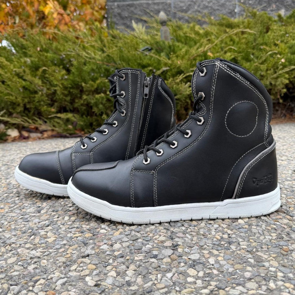 Bottes Biker Sneakers pour hommes. Cuir de vache noir avec semelle blanche, lacets et fermeture éclair latéraleEX-STOCK Canada 