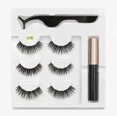 A Pair Of False Eyelashes With Magnets In Fashion - EX-STOCK CANADA