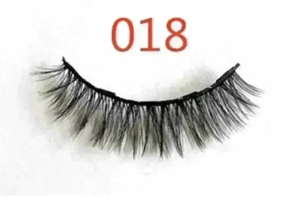 A Pair Of False Eyelashes With Magnets In Fashion - EX-STOCK CANADA
