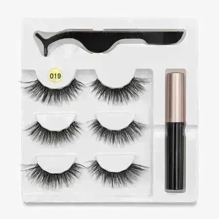 A Pair Of False Eyelashes With Magnets In Fashion - EX-STOCK CANADA