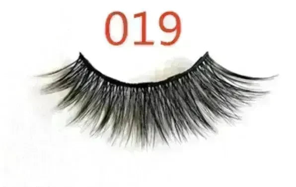 A Pair Of False Eyelashes With Magnets In Fashion - EX-STOCK CANADA