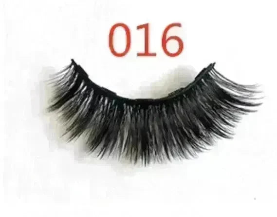 A Pair Of False Eyelashes With Magnets In Fashion - EX-STOCK CANADA