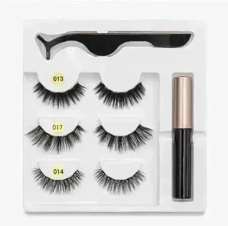 A Pair Of False Eyelashes With Magnets In Fashion - EX-STOCK CANADA