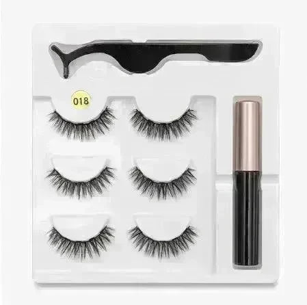 A Pair Of False Eyelashes With Magnets In Fashion - EX-STOCK CANADA
