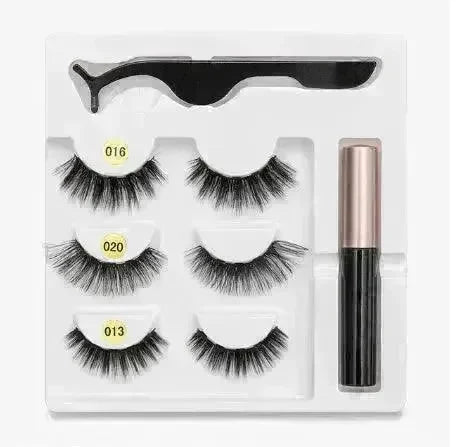 A Pair Of False Eyelashes With Magnets In Fashion - EX-STOCK CANADA