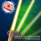 Sabres laser jouets avec mode à bouton unique sur fond bleu